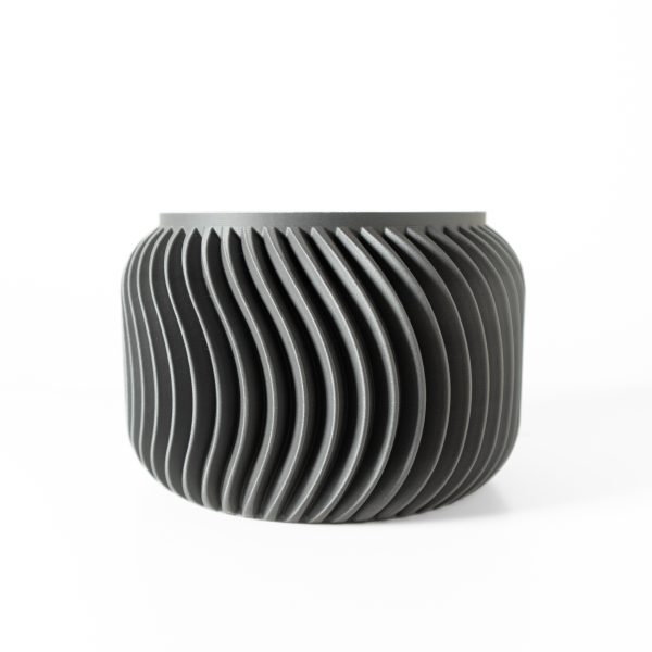 Vaso sustentável para plantas internas com textura em movimento orgânico.