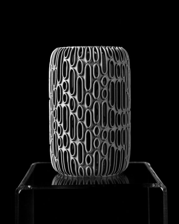 Vaso escultural decorativo com textura marcante em acabamento fosco.