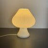 Luminária Groove Cogumelo Luminária Groove Cogumelo acesa sobre mesa, feita em PLA bioplástico sustentável